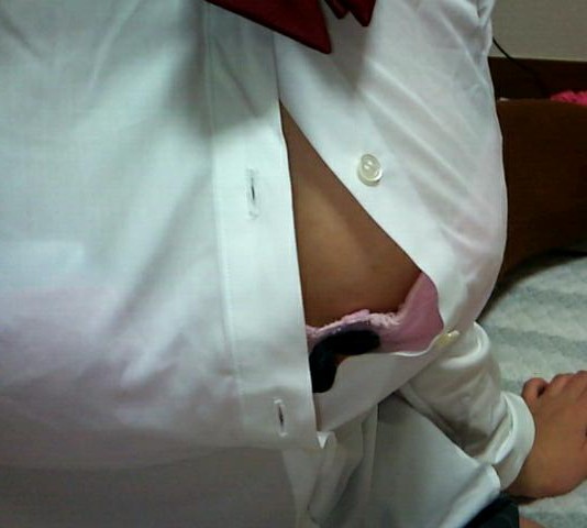 乳首 ブラ チラ見え シャツ 隙間 胸チラ エロ画像【11】