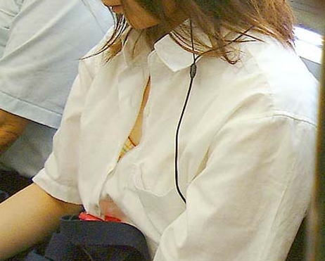 乳首 ブラ チラ見え シャツ 隙間 胸チラ エロ画像【13】