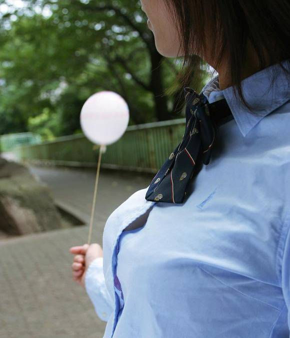 乳首 ブラ チラ見え シャツ 隙間 胸チラ エロ画像【18】