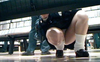 棚下の隙間がしゃがみパンチラスポットだったエロ画像 ②