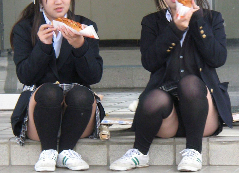 食事中にパンツ見えた飲食パンチラエロ画像