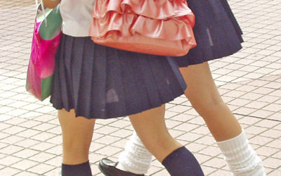 JKのスカートからパンツや太ももが透けてるエロ画像 ①