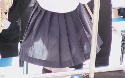 JKのスカートからパンツや太ももが透けてるエロ画像 ③