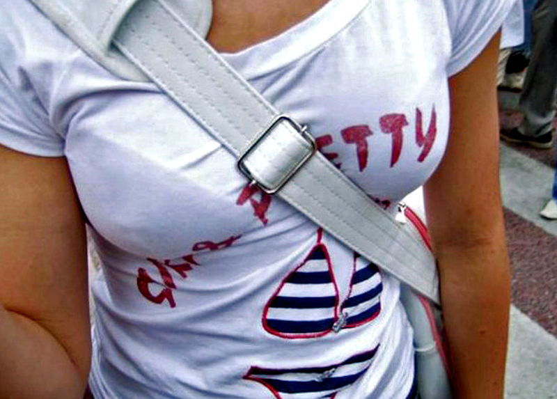 ブラジャーが透けブラしやすい白Tシャツのエロ画像