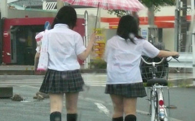 JKは雨に弱い濡れ透けブラジャーのエロ画像 ①