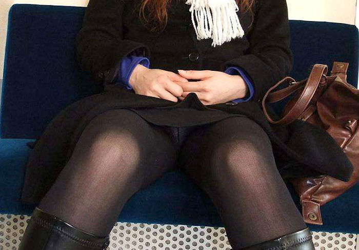 少し緩んだ隙間に覗くパンツが最高にエロい電車対面パンチラｗｗｗｗｗｗｗｗ