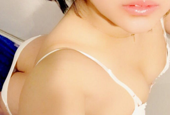 童顔デリヘル嬢が顔出しでむっちりエロい全裸ヌード自撮りwwwwwwwwww