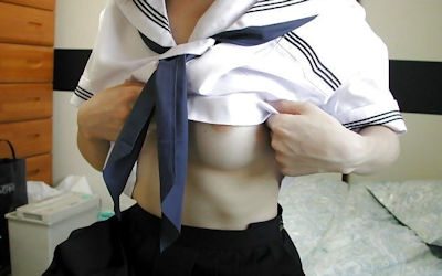 JKのおっぱいを下乳・ハミ乳目線で見るエロ画像 ②