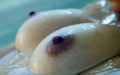 お風呂でおっぱいをお湯に浮かべるエロ画像 ②