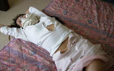 着衣が乱れた状態で体が露出してるエロ画像 ①