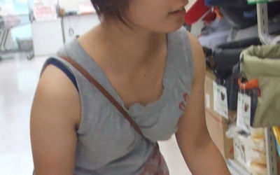 薄着でパイスラしてる着衣貧乳街撮り画像 ②
