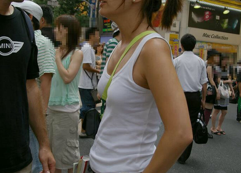 薄着でパイスラしてる着衣貧乳街撮り画像