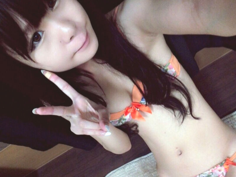 下着姿の自撮り写真で勃起できるエロ画像