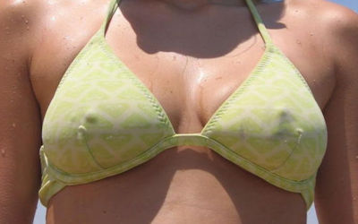 水着で乳首を透けさせるノーパッドビキニのエロ画像 ①