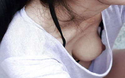 胸チラで乳首が写って超ラッキーなエロ画像 ④