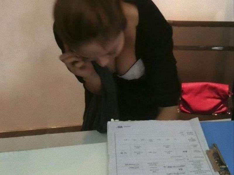 前屈みOLの胸元が気になる胸チラエロ画像