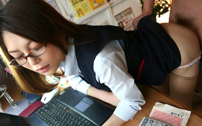 忙しいOLのセックスが立ちバックだったエロ画像 ③