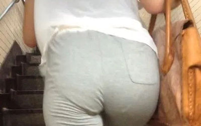 グレーのスウェットパンツを穿いたお尻が地味にエロい画像 ①