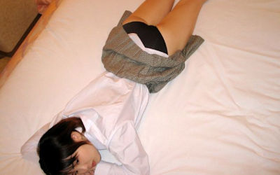 寝尻の可愛さハンパないうつ伏せJKのお尻画像 ④