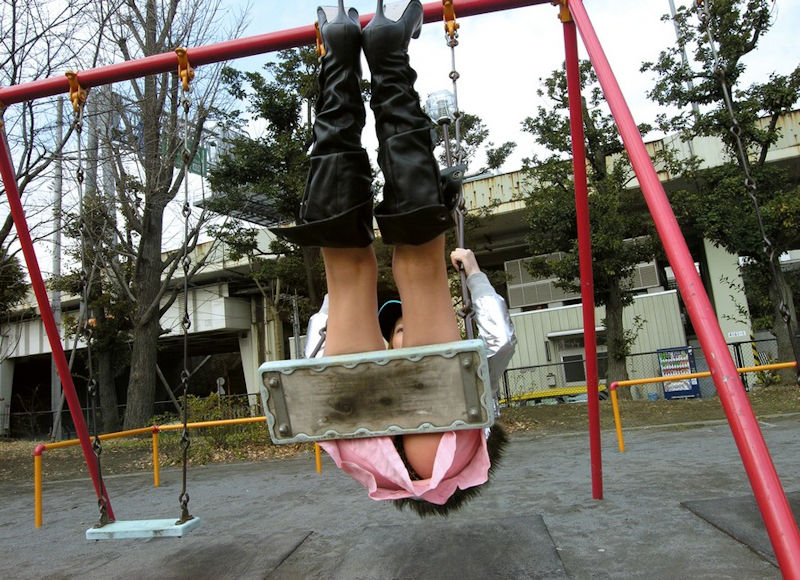 ブランコで尻チラしたりお尻丸出しなエロ画像