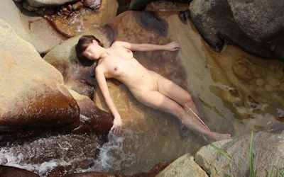 パイパンまんこでも恥ずかしくない露天風呂や混浴温泉のエロ画像 ③