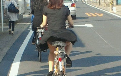 軽快な自転車パンチラ街撮り画像 ②