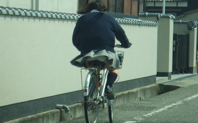 自転車パンチラJKが前を走るエロ画像 ③