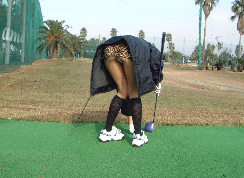 Tバックの前屈みパンチラは尻まで見えるエロ画像
