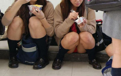 JKのパンツが汚れてしまう地べた座りパンチラのエロ画像 ①