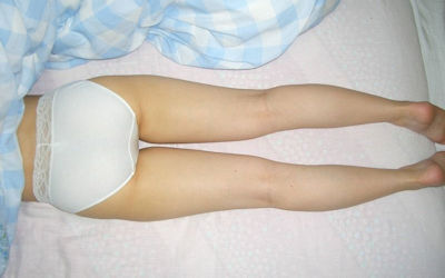 布団や毛布からお尻をはみ出して寝る女のエロ画像 ①