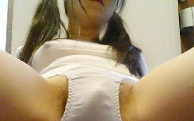 クリトリスが勃起してパンツがもっこりしてるエロ画像 ①