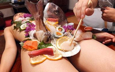 女体盛りで食欲と性欲を満たすエロ画像 ③