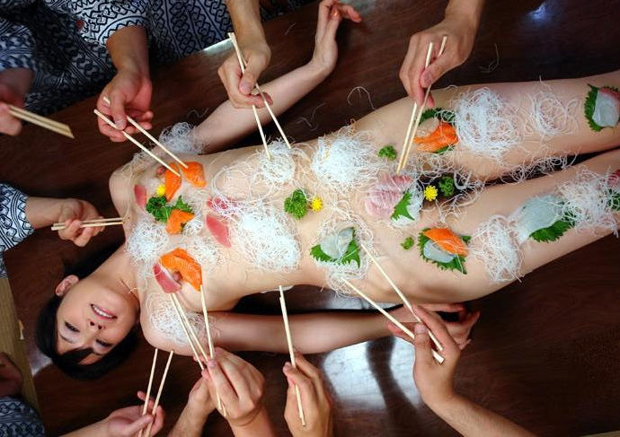 女体盛りで食欲と性欲を満たすエロ画像
