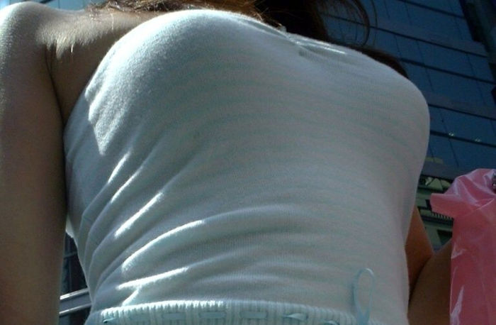 服の上から見る巨乳が妄想をかきたてられてエロい