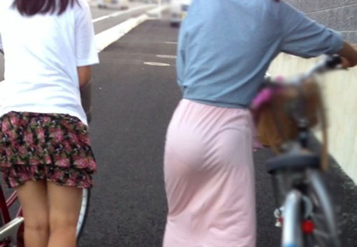 恥じらいもなくパンツの色も形も透け透けな素人さん達のエロ画像