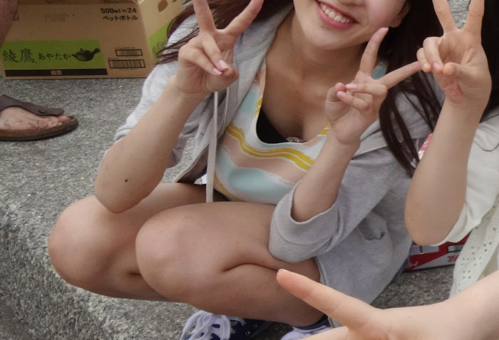 胸元がゆるくて、チラチラさせてる画像