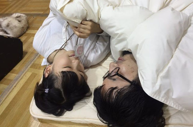 【画像】コンドームを咥えたJCアイドルがキモヲタと添い寝するというイベント