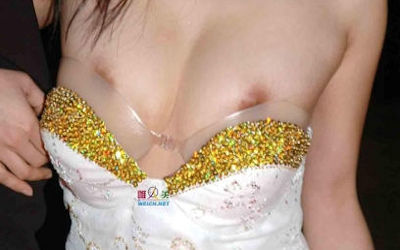 ズレてハミ出すハミ乳首・ハミ乳輪ハプニングのエロ画像 ③