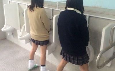 お漏らしもおふざけもある立ちションJKのエロ画像 ②