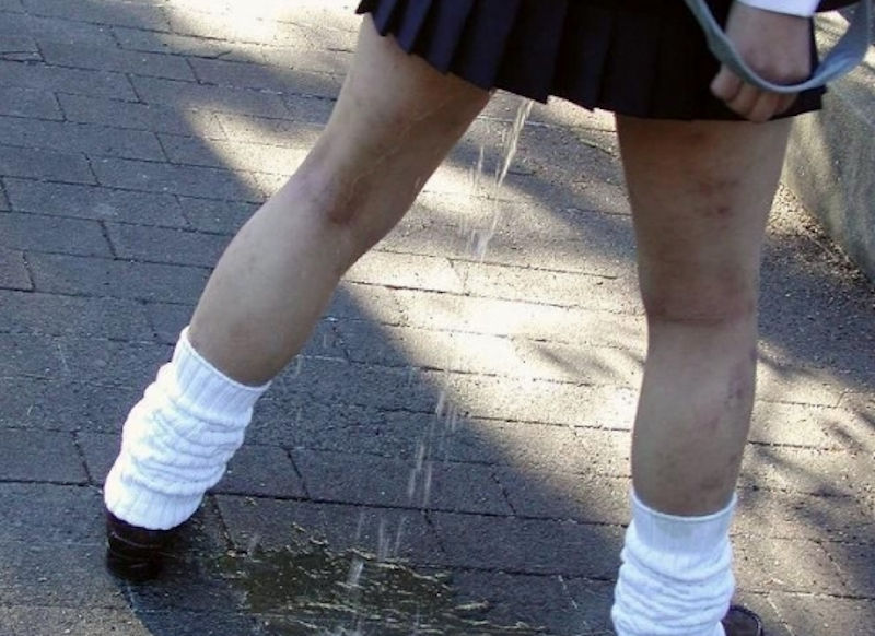 お漏らしもおふざけもある立ちションJKのエロ画像
