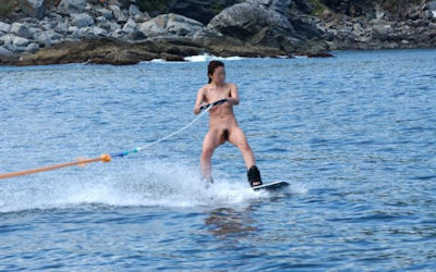 熟女が外で裸になった野外露出おばさんのエロ画像 ④