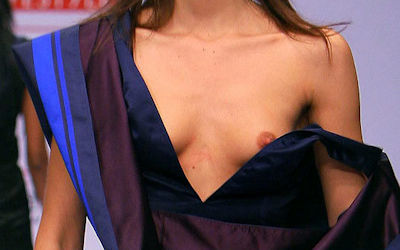 おっぱいポロリ感を演出する片乳ファッションショーのエロ画像 ③