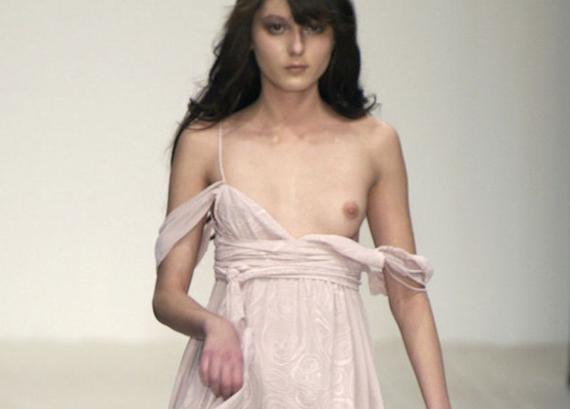 おっぱいポロリ感を演出する片乳ファッションショーのエロ画像