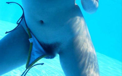 水着の紐が解けるヒモパンビキニのエロ画像 ④
