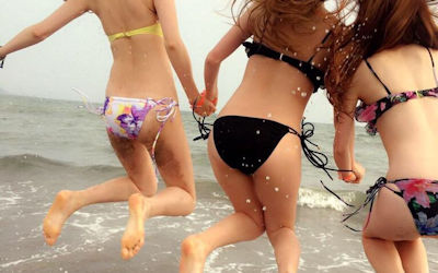 夏の海に水着ギャルのお尻が溢れる海水浴場のエロ画像 ④