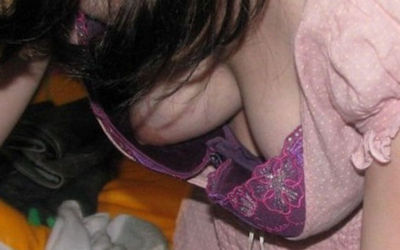 胸チラでブラの裏側まで見えたウラチラブラジャーのエロ画像 ①