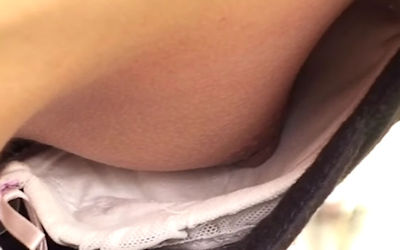 胸チラでブラの裏側まで見えたウラチラブラジャーのエロ画像 ②