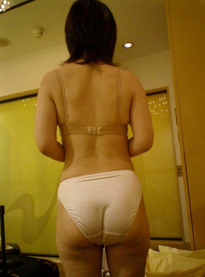 フルバックパンツ お尻 ワレメ 食い込む エロ画像【3】