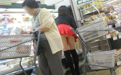 お店の中でパンツ見えた店内パンチラ画像 ③