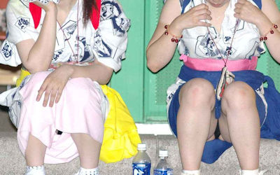 浴衣姿の座りパンチラ！夏のお祭りでパンツを激写した画像 ①